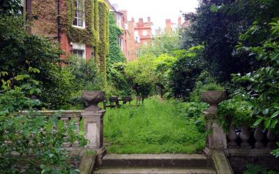I passed by this magical garden in the heart of London earlier today. Who would think it?