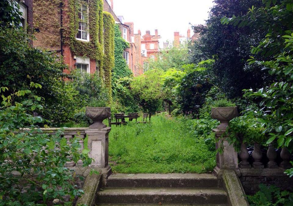 I passed by this magical garden in the heart of London earlier today. Who would think it?